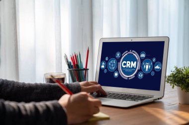 CRM işletme ve işletme için modern bilgisayarda müşteri ilişkileri yönetim sistemi