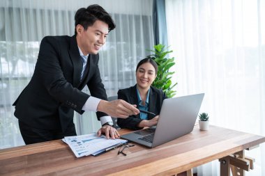 Ofisteki analist ekibi veri analizi ve pazarlama stratejisini güçlü takım çalışmasıyla yapılan toplantıda iş performansını artırmak için BI gösterge paneli ve istatistikleri kullanarak tartışıyor. Sevinçli.