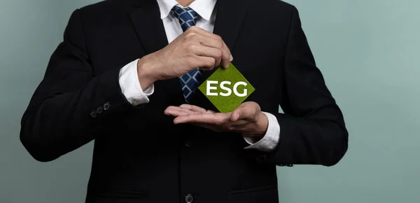EsgシンボルペーパーをCo2排出ゼロでクリーンエネルギーを活用した環境社会への取り組みとして 持続可能でグリーンな事業コンセプトを推進しています Alter — ストック写真