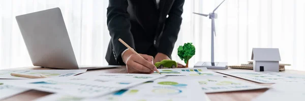 Affärsman Planering För Grön Affärsstrategi Kontor Med Pappersdokument Fokuserade Miljövänliga — Stockfoto