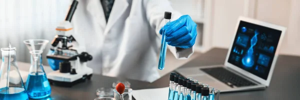 科学者は医学実験室で化学実験を行い ワクチン薬や抗生物質の開発として試験管に液体を示す 化学研究室と医学研究の概念 — ストック写真