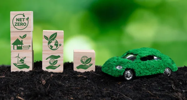 零净木制立方体和绿色电动车模型在土壤上的可持续运输 以促进更绿色的环境 并通过减少二氧化碳排放和污染的概念来提高自然意识 改变了 — 图库照片