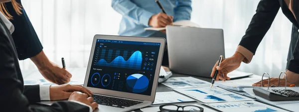Affärsinformation Och Dataanalyskoncept Analytikerteam Som Arbetar Med Finansiell Dataanalys Instrumentpanel — Stockfoto
