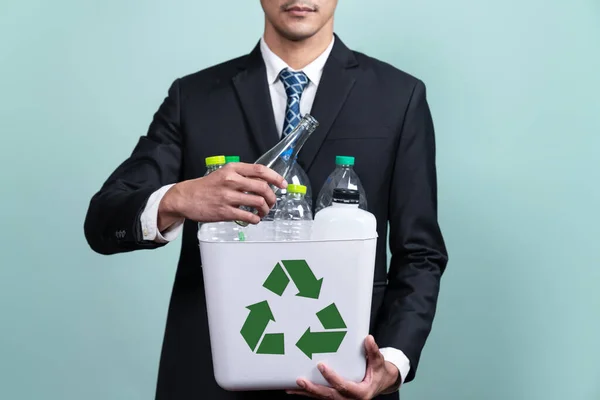 Empresario Mantenga Papelera Reciclaje Llena Botella Plástico Sobre Fondo Aislado —  Fotos de Stock