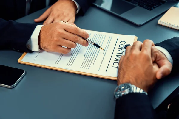 Fechar Mão Assinar Documento Contrato Com Caneta Selar Negócio Lidar — Fotografia de Stock