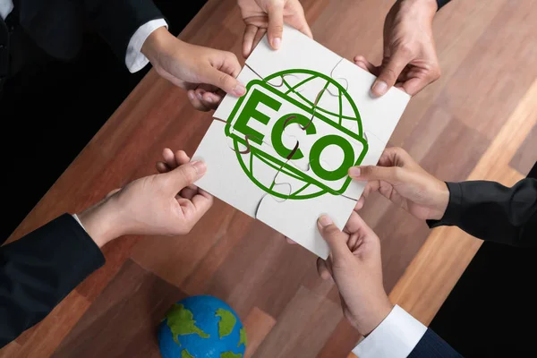 Üzletemberek Összetartó Csoportja Kirakós Darabokat Alkot Környezettudatosság Szimbólumában Mint Környezetvédelmi — Stock Fotó