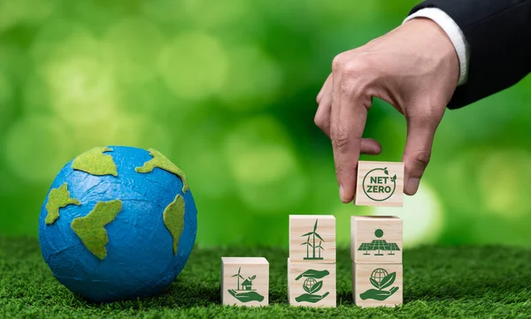 Üzletember Kéz Papír Gömbbel Nettó Nulla Szimbólum Kocka Környezettudatosság Etikus — Stock Fotó