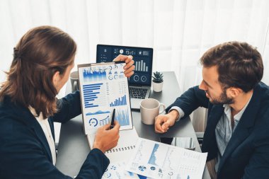 Ofisteki analist ekibi, iş performansını artırmak için bilgisayarında grafik ve çizelge olan BI gösterge panelini kullanarak çalışma alanındaki pazarlama stratejisi için finansal veri analizi yapmakla meşgul. Varlık