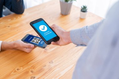 Mobil bankacılık uygulamasında QR kod teknolojisi kullanarak hızlı ve güvenli işlemler yaparak, akıllı telefon uygulaması ile modern alışveriş tarzı için barkod taraması yoluyla kusursuz nakit ödemeleri olanaklı kılıyor. Varlık