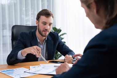Çalışma alanındaki pazarlama stratejisi için finansal veri analizini, performans ve risk yönetimini optimize etmek için grafik ve grafik içeren BI gösterge paneli formatını analiz eden analist ekibi. Varlık
