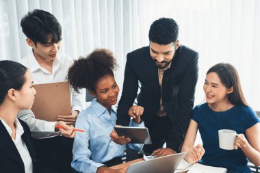 Mutlu iş adamları birlikte çalışır, şirket ofisinde tartışırlar. Profesyonel ve çeşitlilik takım çalışması iş planını bilgisayarda tartışır. Modern çok kültürlü ofis çalışanı. Uyum