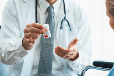 Profesyonel üniformalı doktor hastanedeki ya da klinikteki hastayı muayene ediyor. Sağlık, tıbbi ve doktor servis konsepti. Jivy