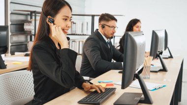 Ofiste çalışan kulaklık takan işadamları uzak müşteri ya da meslektaşlarını desteklemek için çalışıyorlar. Çağrı merkezi, tele pazarlama, müşteri destek acentesi telefon görüşmesinde hizmet sağlıyor. Jivy