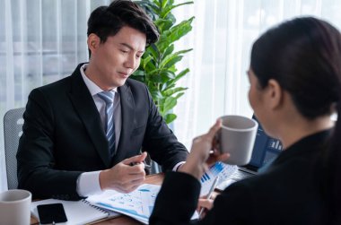 Ofisteki analist ekibi veri analizi ve pazarlama stratejisini güçlü takım çalışmasıyla yapılan toplantıda iş performansını artırmak için BI gösterge paneli ve istatistikleri kullanarak tartışıyor. Sevinçli.