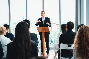 Bir grup iş adamı seminer konferansında toplanıyor. Seyirciler, çalışanların eğitim seanslarındaki eğitmenleri dinliyor. Uzman konuşmacı ile ofis çalışanları toplantısı. Jivy