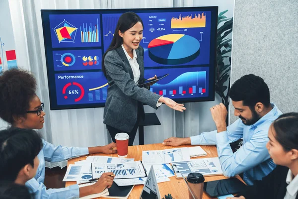 Fiatal Ázsiai Üzletasszony Mutatja Adatelemzés Műszerfal Képernyőn Modern Találkozón Üzleti — Stock Fotó