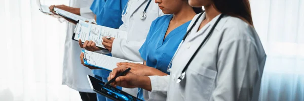의료진 간호사 전문가들 병원에서 노트북 태블릿으로 일하고 있습니다 의료계 의료계 — 스톡 사진