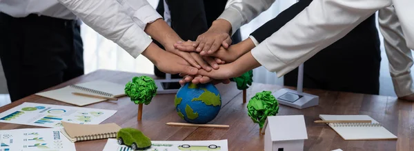 Bir Grup Adamı Dünya Kurtarmak Için Şirket Işbirliğinin Sinerjisini Gösteren — Stok fotoğraf