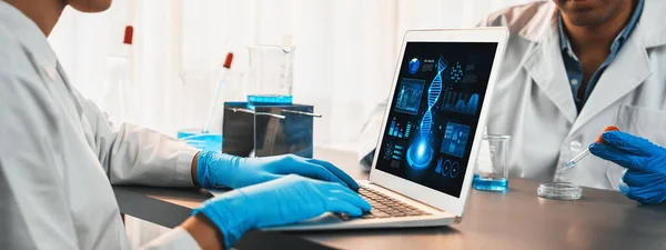 在医学实验室化学实验取得科学突破后 专门从事先进生物技术计算机软件研究或分析Dna数据的科学家小组 新时代 — 图库照片