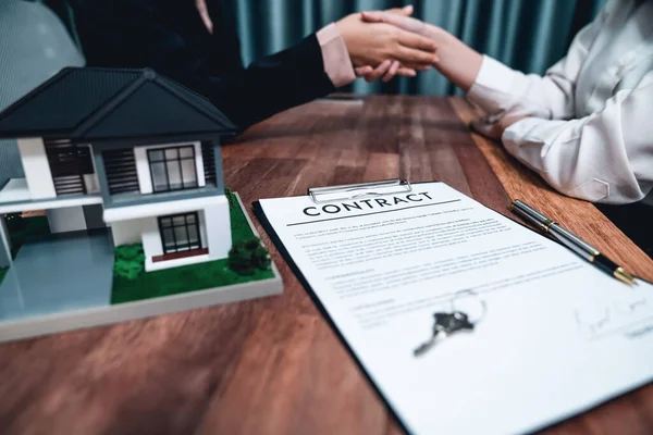 Acordo Empréstimo Casa Bem Sucedido Selado Com Aperto Mão Compradores — Fotografia de Stock