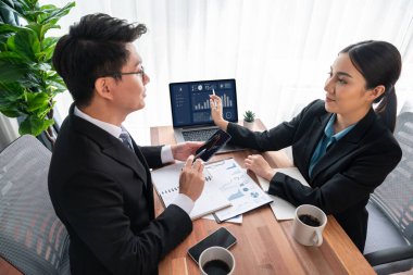 Ofisteki analist ekibi veri analizi ve pazarlama stratejisini güçlü takım çalışmasıyla yapılan toplantıda iş performansını artırmak için BI gösterge paneli ve istatistikleri kullanarak tartışıyor. Sevinçli.