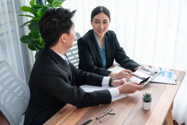 Ofisteki analist ekibi, veri analizi ve pazarlama stratejisini, BB paneli ve tablet ekranındaki istatistik ekranı kullanarak, takım çalışmasıyla olan iş performansını artırmak için tartışıyor. Sevinçli.