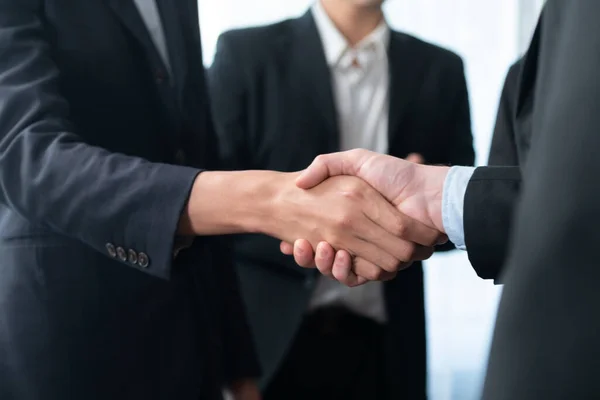 会議室での合意が成功した後 アジアのビジネスの人々は握手を交わし 企業の拍手でプロの手を振る クエント — ストック写真