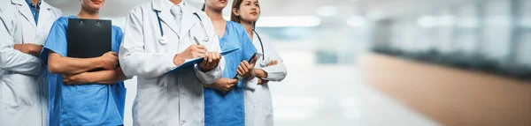 Doktor Hemşiresi Sağlık Uzmanı Olan Kendine Güvenen Tıbbi Ekip Bulanık — Stok fotoğraf