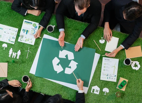 尽收眼底的全景横幅回收图标在办公室的会议桌上与商界人士一起规划生态企业对废物管理的投资作为回收减少了清洁生态系统的再利用概念 好奇怪 — 图库照片