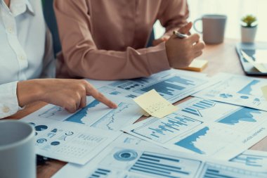 Yakın plan analist takım arkadaşları dijital torpido gözündeki finansal verileri, çizelgeleri ve grafiği destekleyici takım çalışmasıyla tartıştılar. Profesyonel ofis pazarlama işini planlamak için BI 'ı kullanır. Coşkulu.