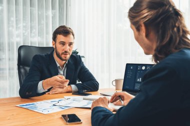 Ofisteki analist ekibi, iş performansını artırmak için bilgisayarında grafik ve çizelge olan BI gösterge panelini kullanarak çalışma alanındaki pazarlama stratejisi için finansal veri analizi yapmakla meşgul. Varlık