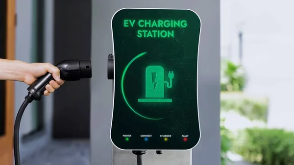 家庭充电站显示电池状态界面屏幕上与手持电动汽车充电器 替代能源可持续性和电动汽车的技术进步 仔细阅读 — 图库照片