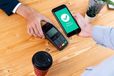 Mobil bankacılık uygulamasında QR kod teknolojisi kullanarak hızlı ve güvenli işlemler yaparak, akıllı telefon uygulaması ile modern alışveriş tarzı için barkod taraması yoluyla kusursuz nakit ödemeleri olanaklı kılıyor. Varlık