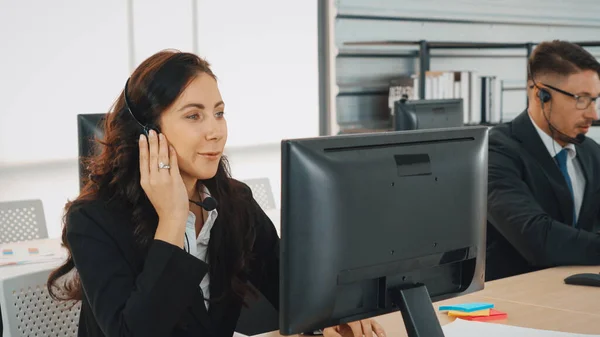 Ofiste Çalışan Kulaklık Takan Işadamları Uzak Müşteri Meslektaşlarını Desteklemek Için — Stok fotoğraf
