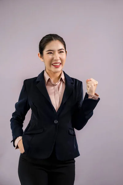 Pewna Siebie Młoda Azjatycka Bizneswoman Formalnym Garniturze Robi Gest Dłoni — Zdjęcie stockowe