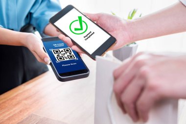 Akıllı telefon uygulamasında barkod taraması yapan kusursuz nakit ödemeler. QR kod teknolojisi, mobil bankacılık uygulaması ile modern alışveriş tarzı için hızlı ve güvenli işlemler. Sevinçli.