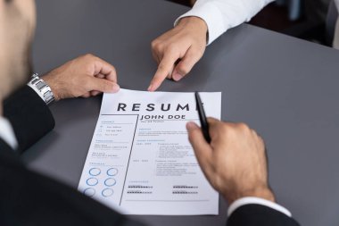 Başvuru formunu doldurmak için iş başvurusunda bulunmuş. Aday, mülakatta resmi konuşma için takım elbise giyer. Kariyer ve iş deneyimiyle ilgili sorularla dolu bir işe alım süreci. Coşkulu
