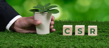 CSR 'ı sembolize eden küplü saksıyı elinde tutan bir iş adamı. Karbondioksit salınımı politikası olmayan etik ve çevre dostu yeşil iş. Daha yeşil bir toplum için kurumsal sosyal sorumluluğa adanmıştır. Değiştir