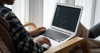 Model uygulama ve program kodlaması için bilgisayar ekranında yazılım geliştirme programlama