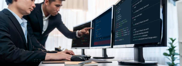 软件开发团队在办公室一起工作 在计算机显示器上对脚本进行编码显示 在技术开发人员公司工作的程序员和软件工程师 开拓性的 — 图库照片