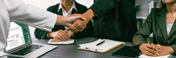 Erfolgreiches Vorstellungsgespräch Business Office Endet Mit Handschlag Wenn Der Angestellte — Stockfoto