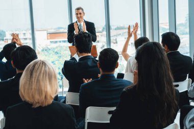 Bir grup iş adamı seminer konferansında toplanıyor. Seyirciler, çalışanların eğitim seanslarındaki eğitmenleri dinliyor. Uzman konuşmacı ile ofis çalışanları toplantısı. Jivy