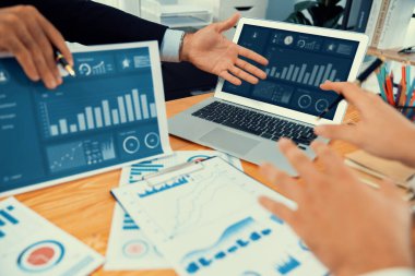 Analist ekibi, bilgisayar ekranında veri bilimi yazılımı görüntülemesi kullanarak dijital torpido gözünde finansal verileri analiz ediyor. İş zekası ve Fintech. Coşkulu