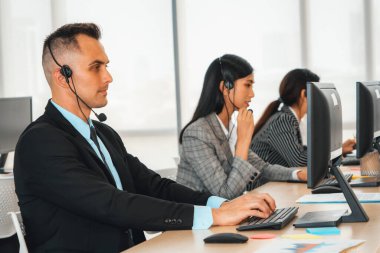 Ofiste çalışan kulaklık takan işadamları uzak müşteri ya da meslektaşlarını desteklemek için çalışıyorlar. Çağrı merkezi, tele pazarlama, müşteri destek acentesi telefon görüşmesinde hizmet sağlıyor. Jivy