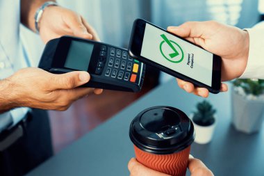 NFC QR kod cihazı ile el ele tutuşan akıllı telefon, hızlı dijital işlemler için temas kurulamayan ödeme kodlarını tarıyor. Modern yaşam tarzı ödeme teknolojisi için cep telefonundaki online bankacılık uygulaması. coşkulu