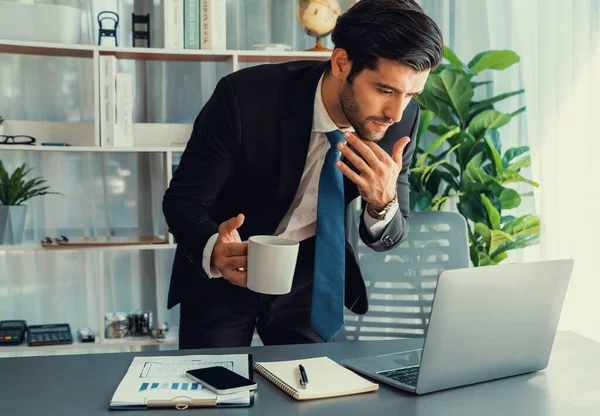 Der Moderne Geschäftsmann Modernen Schreibtisch Mit Laptop Und Kaffee Der — Stockfoto