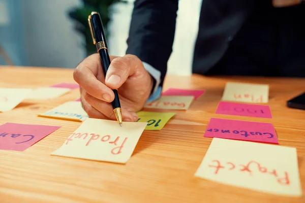 Empresário Brainstorming Escrever Ideia Criativa Notas Post Coloridas Planejamento Estratégia — Fotografia de Stock