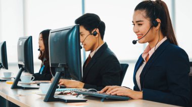 Ofiste çalışan kulaklık takan işadamları uzak müşteri ya da meslektaşlarını desteklemek için çalışıyorlar. Çağrı merkezi, tele pazarlama, müşteri destek acentesi telefon görüşmesinde hizmet sağlıyor. Jivy