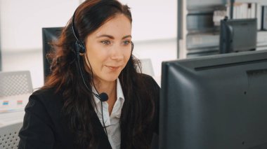 Ofiste çalışan kulaklık takan işadamları uzak müşteri ya da meslektaşlarını desteklemek için çalışıyorlar. Çağrı merkezi, tele pazarlama, müşteri destek acentesi telefon görüşmesinde hizmet sağlıyor. Jivy