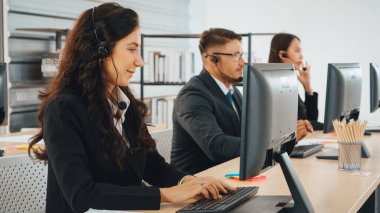 Ofiste çalışan kulaklık takan işadamları uzak müşteri ya da meslektaşlarını desteklemek için çalışıyorlar. Çağrı merkezi, tele pazarlama, müşteri destek acentesi telefon görüşmesinde hizmet sağlıyor. Jivy